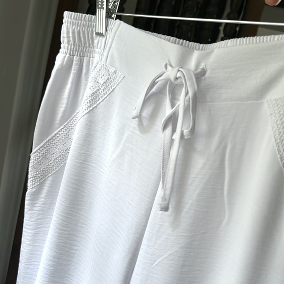 SOHO Lightweight Pants White Elastic Waist Lace Detail Pull On Size Medium - Picture 6 of 7